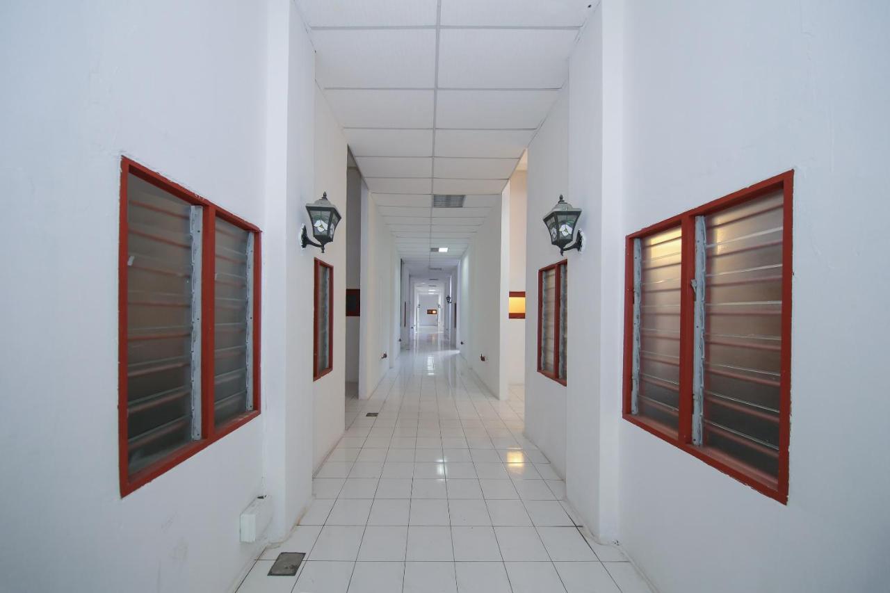 Capital O 89876 Safari Hotel Kampong Pasir Bogak Zewnętrze zdjęcie